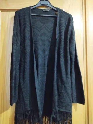 Chaqueta larga negra con flecos
