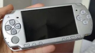 Consola Portátil PSP 2000 Plata (para repuestos)