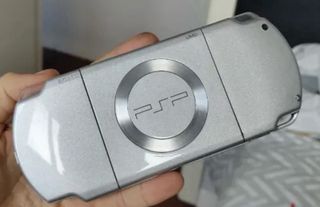 Consola Portátil PSP 2000 Plata (para repuestos)