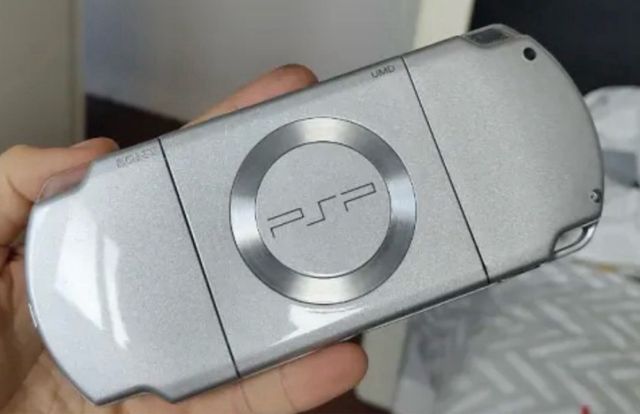 Consola Portátil PSP 2000 Plata (para repuestos)