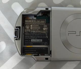 Consola Portátil PSP 2000 Plata (para repuestos)