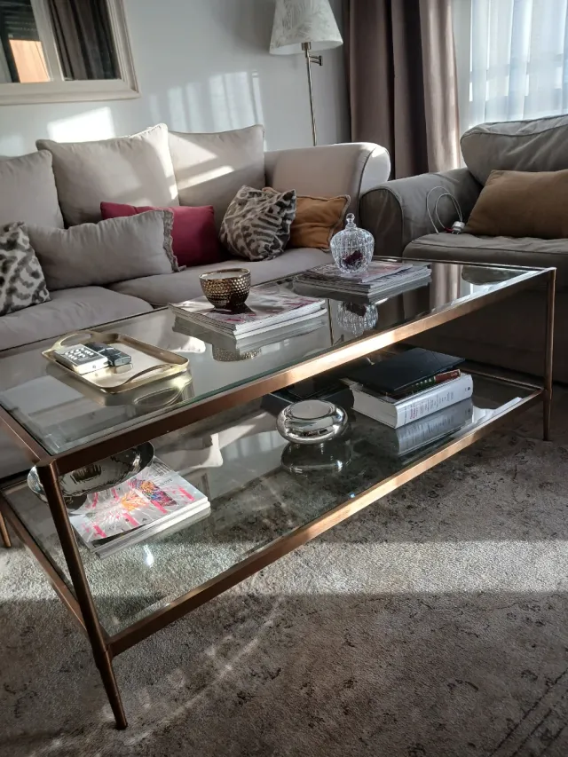 Mesa centro cristal y metal dorado.