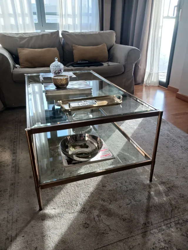 Mesa centro cristal y metal dorado.