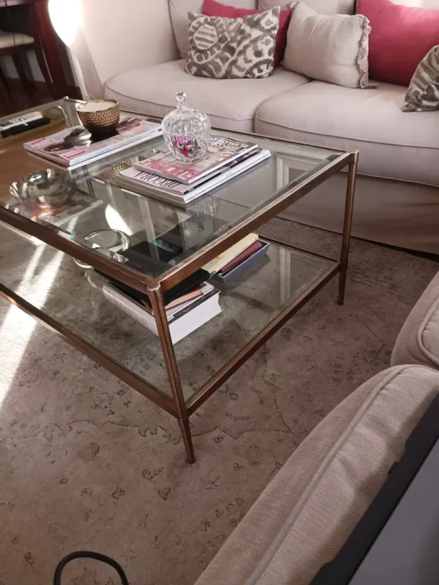 Mesa centro cristal y metal dorado.