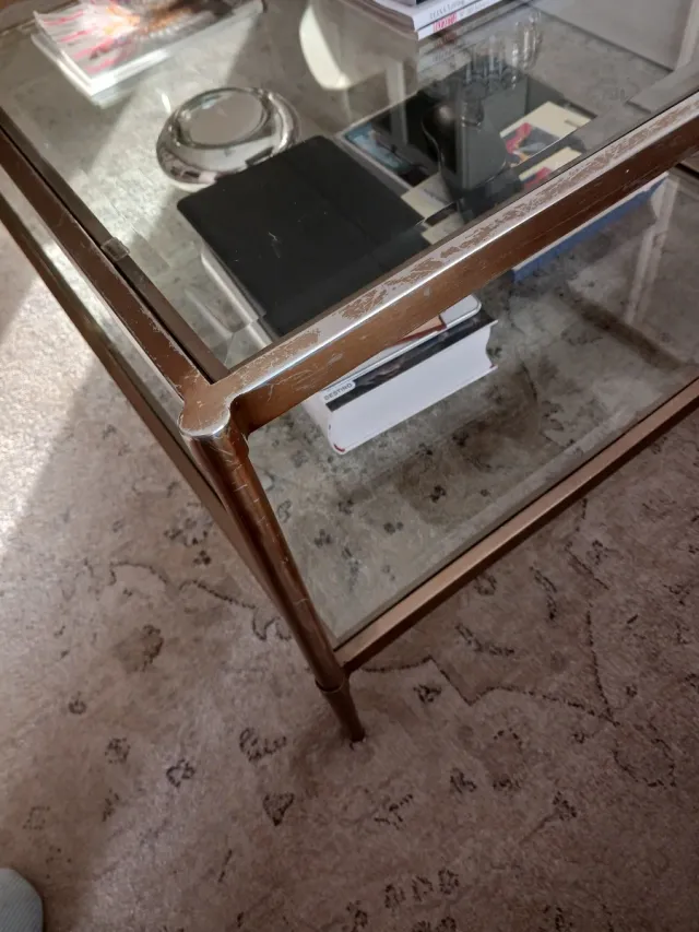 Mesa centro cristal y metal dorado.