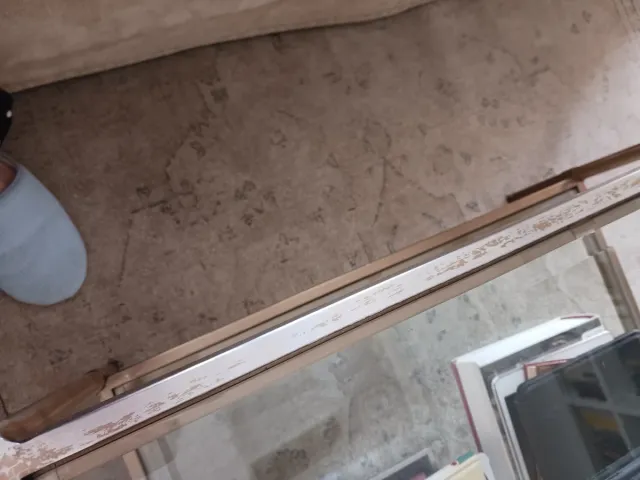 Mesa centro cristal y metal dorado.