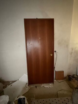 Puerta de entrada interior color madera acorazada