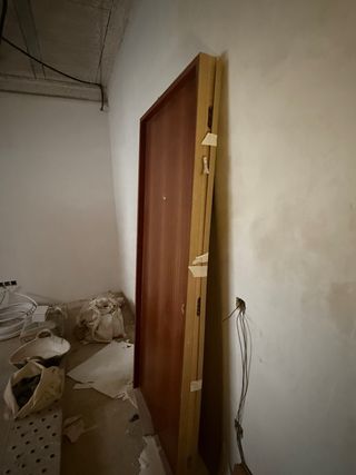 Puerta de entrada interior color madera acorazada