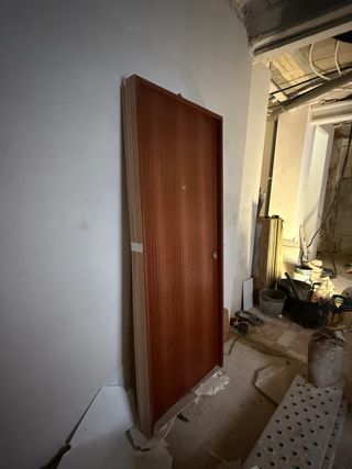 Puerta de entrada interior color madera acorazada