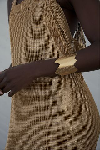 Brazalete dorado con diseño geométrico