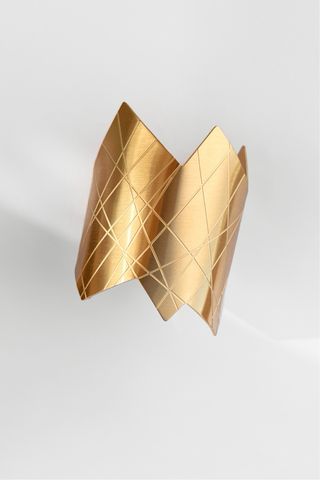 Brazalete dorado con diseño geométrico