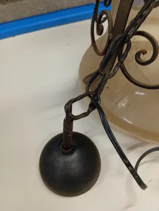 Lampadario ferro battuto e legno