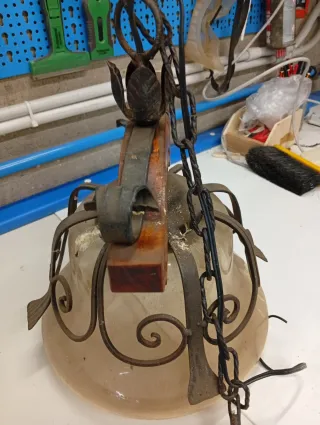 Lampadario ferro battuto e legno