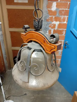Lampadario ferro battuto e legno