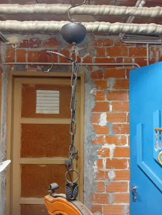 Lampadario ferro battuto e legno