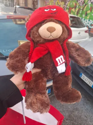 Peluche Teddy M&M World 2016 con cappello e sciarp