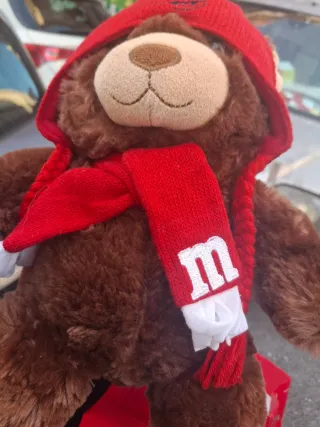 Peluche Teddy M&M World 2016 con cappello e sciarp