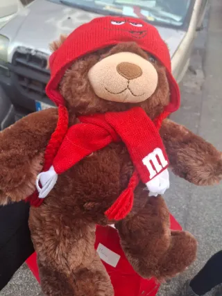 Peluche Teddy M&M World 2016 con cappello e sciarp