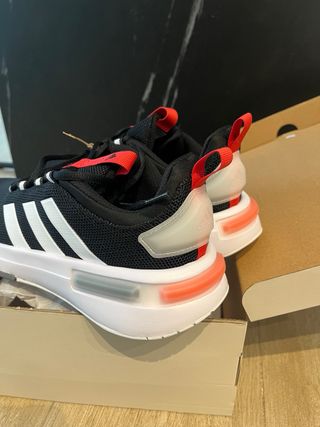 Zapatillas Adidas Racer TR23 Negras con Detalle Ro