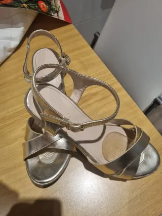 Sandalias doradas tacón plataforma