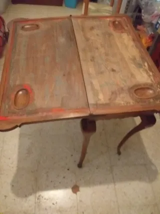 Mesa antigua de nogal para juegos desplegable .