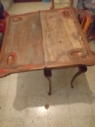 Mesa antigua de nogal para juegos desplegable .