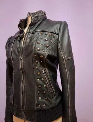 Chaqueta cuero negra tachuelas
