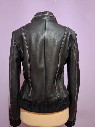 Chaqueta cuero negra tachuelas