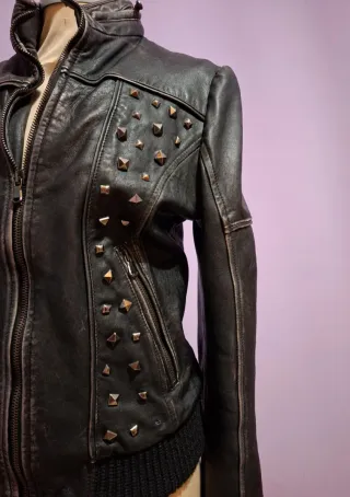 Chaqueta cuero negra tachuelas
