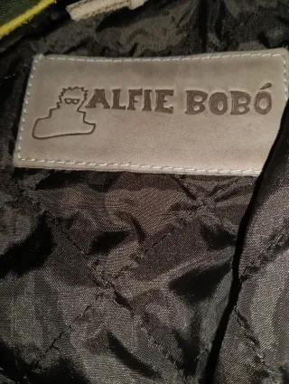 Chaqueta cuero negra tachuelas