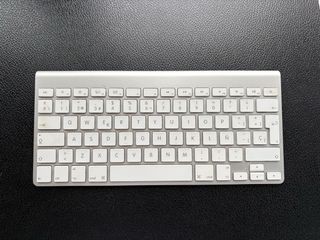 Apple Wireless Keyboard + Apple Battery Charger