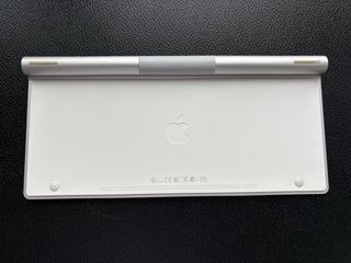 Apple Wireless Keyboard + Apple Battery Charger
