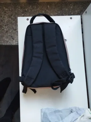 Mochila de viaje militar beige y negra