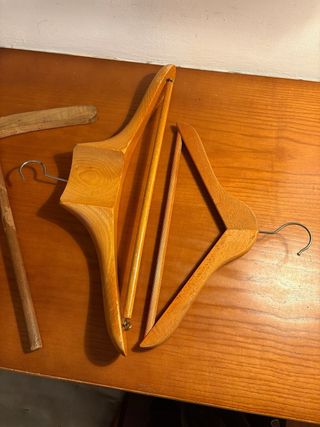 Antiguas perchas de madera y metal