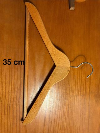 Antiguas perchas de madera y metal