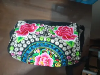 Bolso negro con flores rosas bordadas