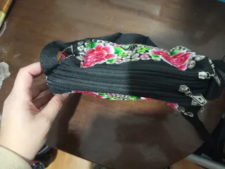 Bolso negro con flores rosas bordadas