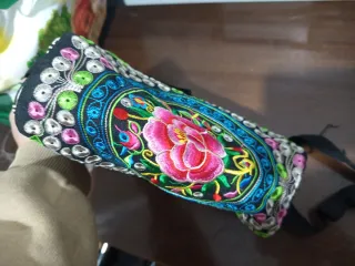 Bolso negro con flores rosas bordadas