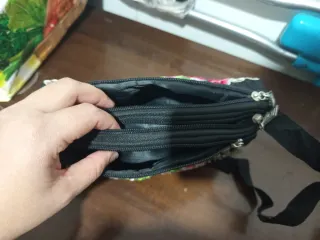 Bolso negro con flores rosas bordadas