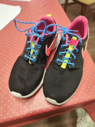 Zapatillas Nike Roshe One (GS) Negro/Rosa. 38,5