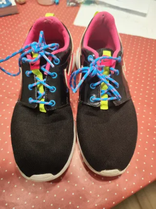 Zapatillas Nike Roshe One (GS) Negro/Rosa. 38,5