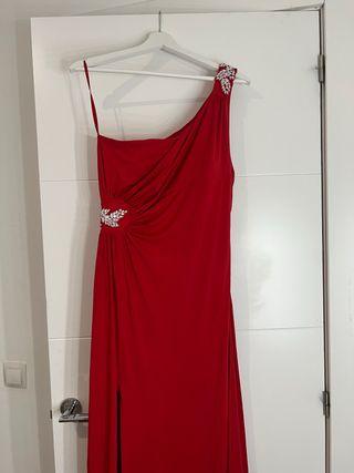 Vestido rojo de fiesta con pedrería