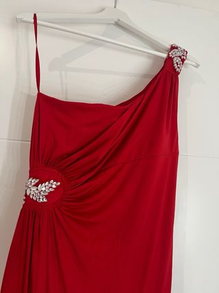 Vestido rojo de fiesta con pedrería