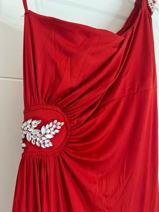 Vestido rojo de fiesta con pedrería