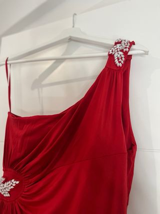 Vestido rojo de fiesta con pedrería