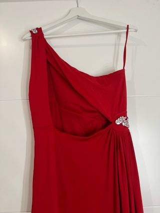 Vestido rojo de fiesta con pedrería