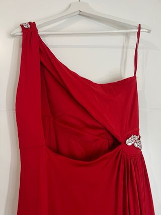 Vestido rojo de fiesta con pedrería
