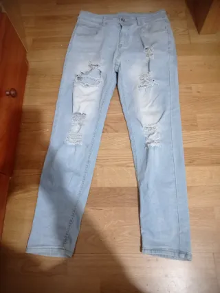 Pantalón vaquero desgarrado azul