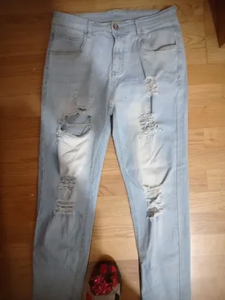 Pantalón vaquero desgarrado azul