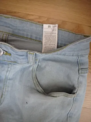 Pantalón vaquero desgarrado azul